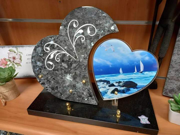 Accessoires et éléments décoratifs adaptés pour rendre hommage